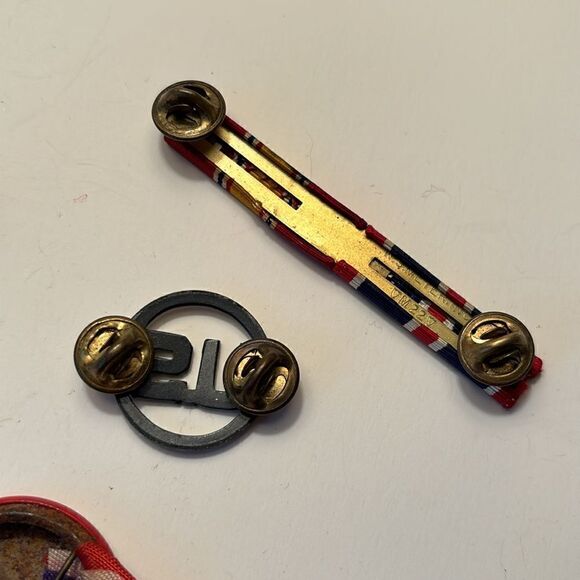 Mixed Lot of Military Pins- World War 1 and assorted United States veteran gear - Picture 6 of 6